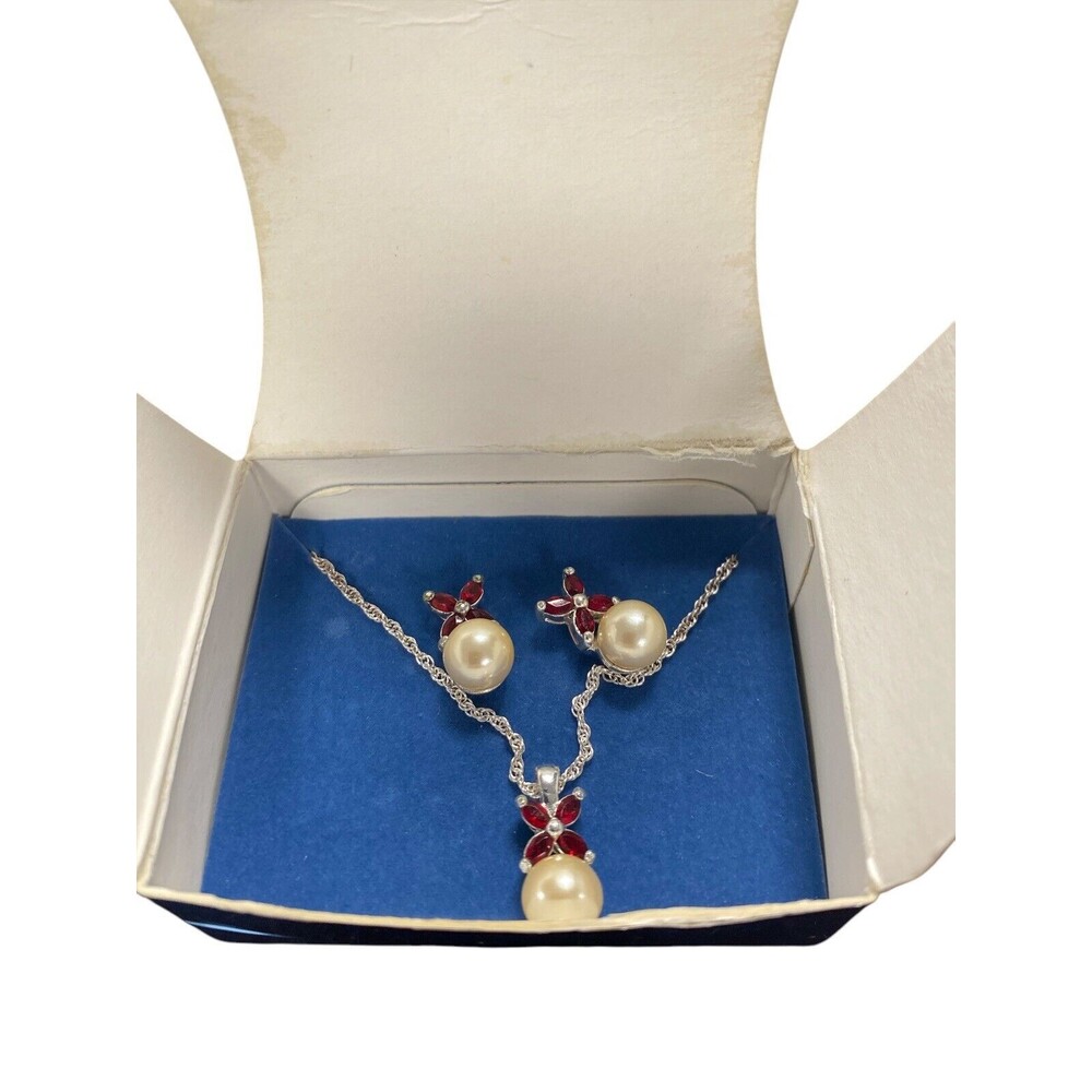 Avon Pearlesque Pendant Necklace and Earrings Gift Set Silver tone New Old Stock